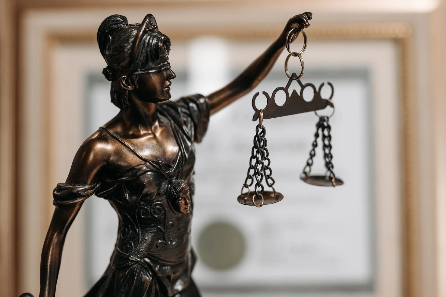 Adaletin simgesi terazi ve Themis heykeli