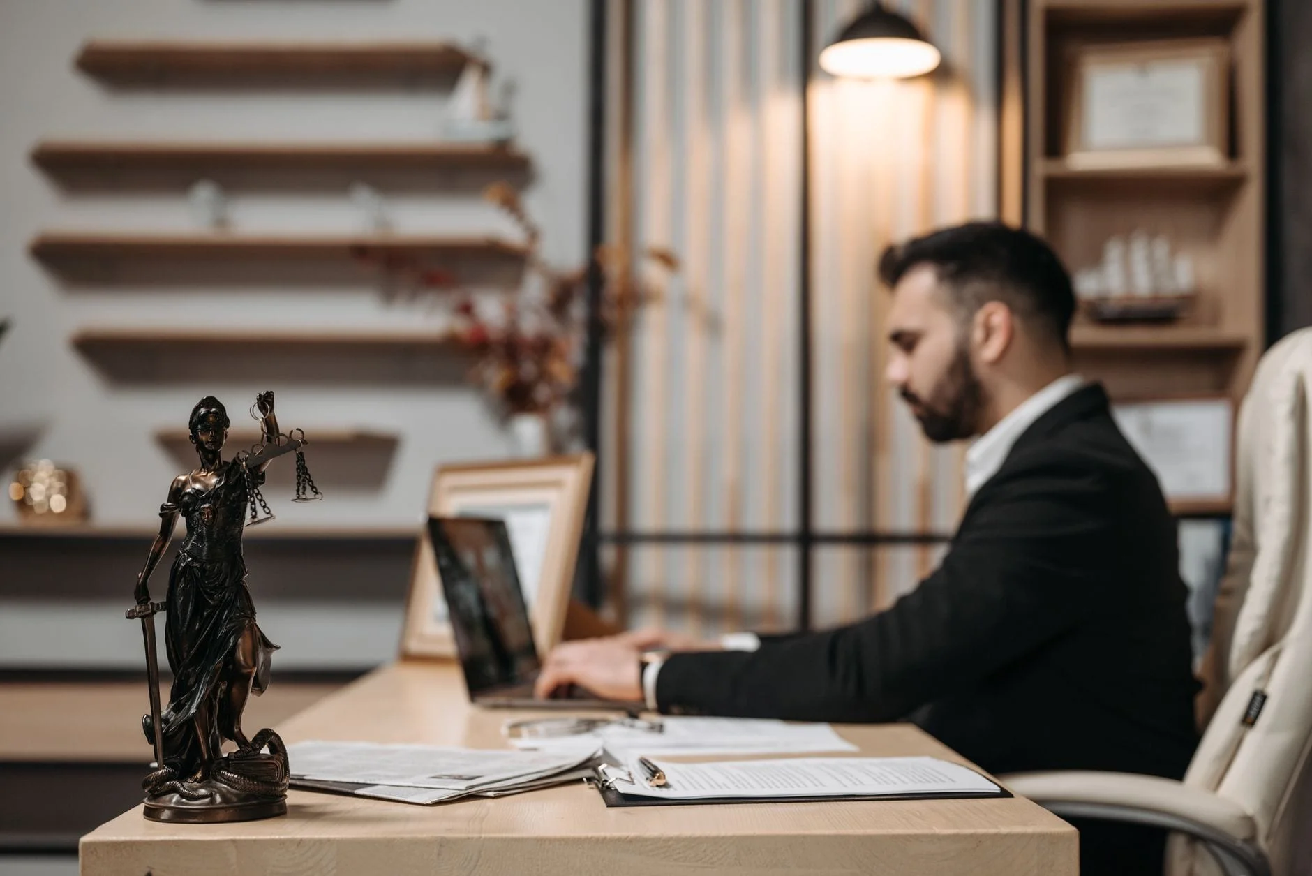 Hukuk bürosunda özenli dosya çalışması